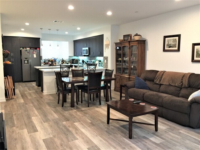 Building Photo - Completely upgraded large townhome with solar!!