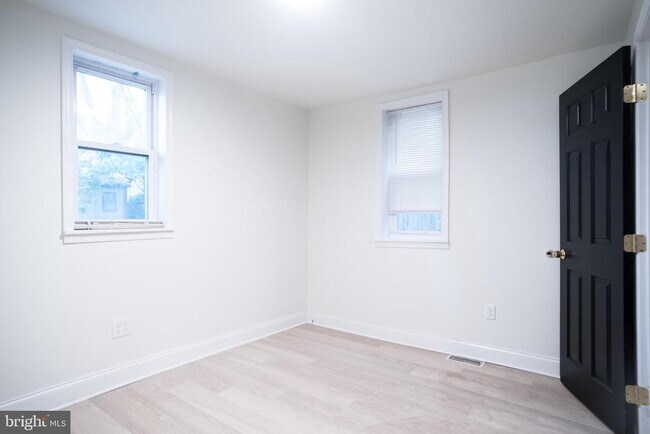 Building Photo - 1221 N Randolph St