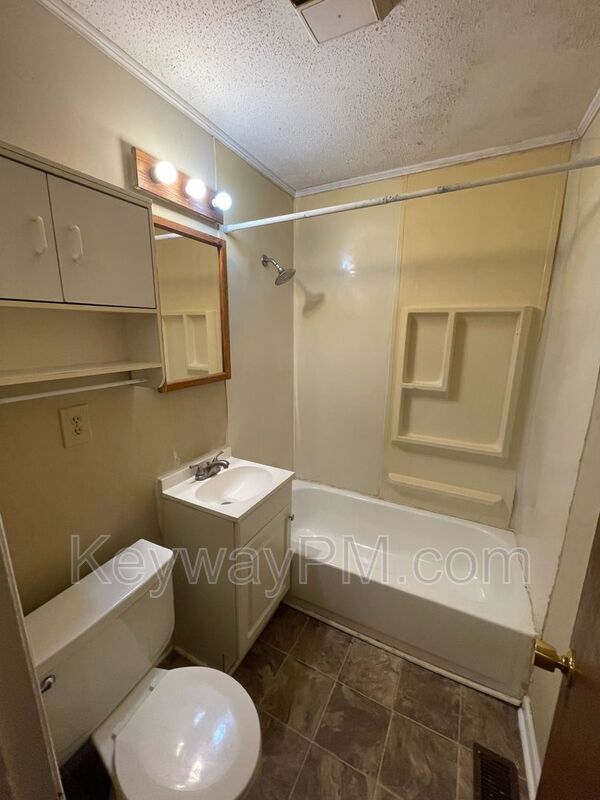 Building Photo - 3137 Lake Forest Dr