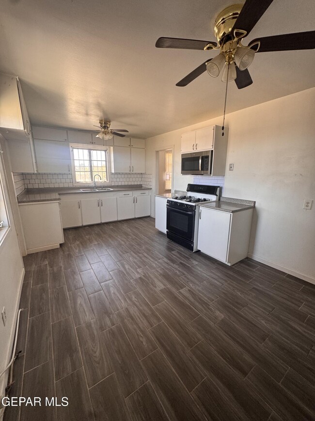 Building Photo - 1100 E River Ave