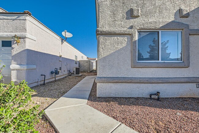 Building Photo - 1720 Dwayne Stedman Ave