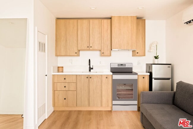 Building Photo - 1615 S Crescent Heights Blvd