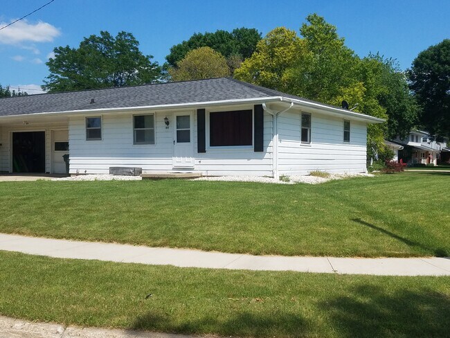 Primary Photo - 817 S Superior St