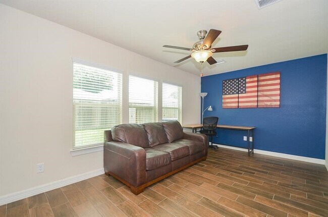 Building Photo - 10014 Spring Shadows Park Cir