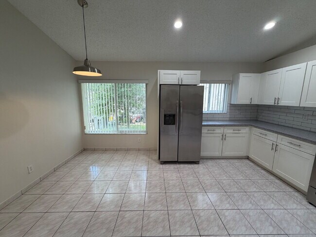 Building Photo - Beautiful Home with Large Great Room!