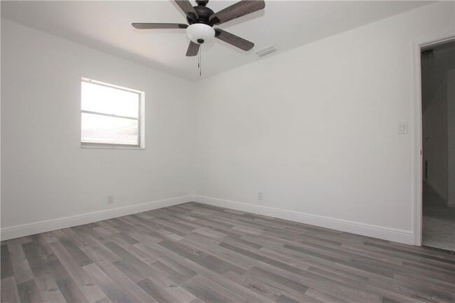 Building Photo - 1122 NW 82nd Ave