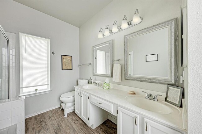 Building Photo - 922 Thackeray Ln