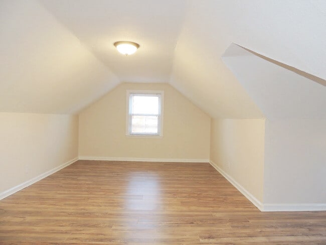Building Photo - 300 E 246th St