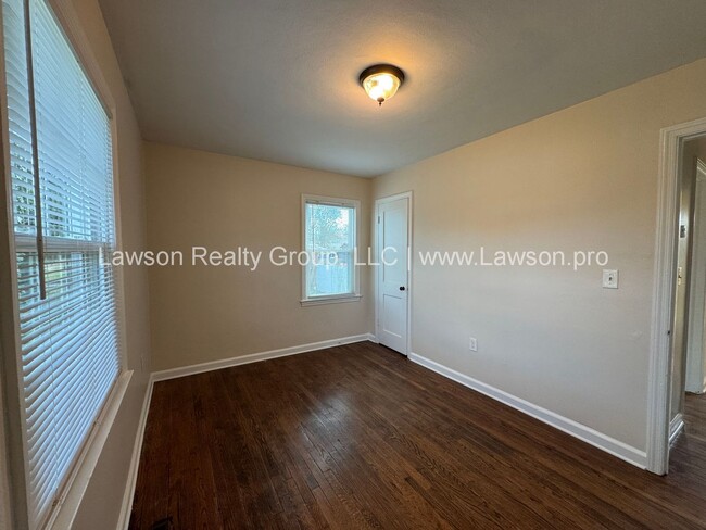 Building Photo - Raleigh Court Three Bedroom with Garage