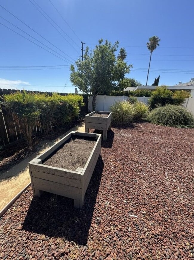 Building Photo - Charming 3 Bedroom Home with Foothill Views