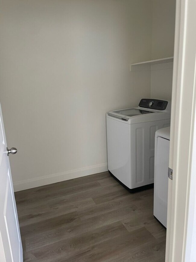 Building Photo - 3 Bedroom Condo in Desert Color with Flexible 6-12 Month Lease