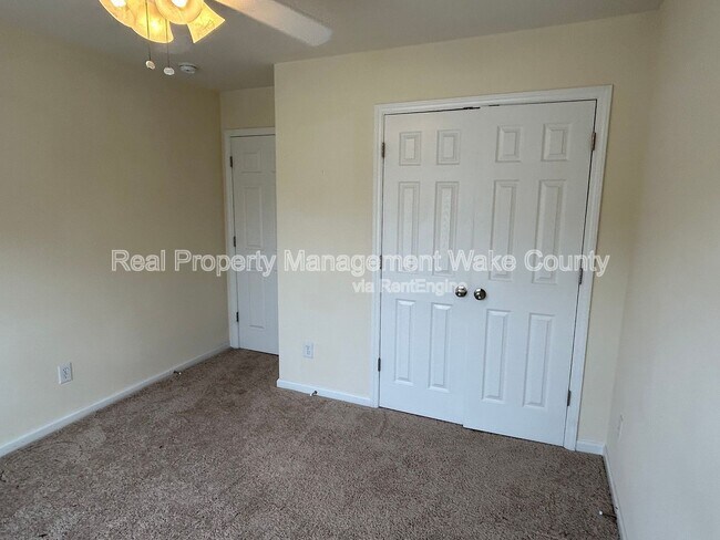 Building Photo - 2500 Valley Haven Dr