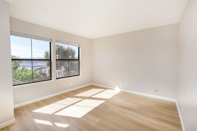 Building Photo - Sunny Potrero Hill 3BR / 1BA Townhome | Private Yard | YouTube Tour