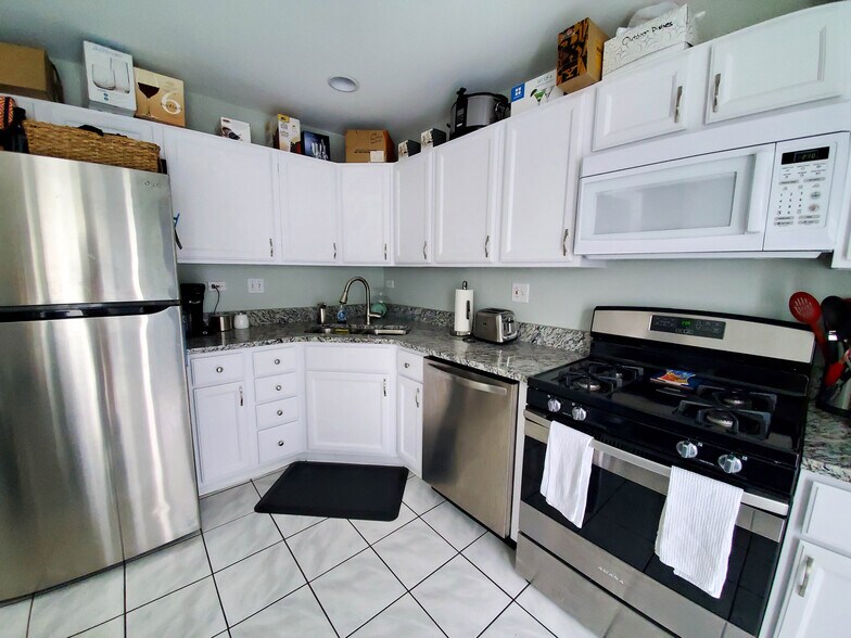 Kitchen - granite countertops & stainless steel appliances - 344 S Lancelot Ln