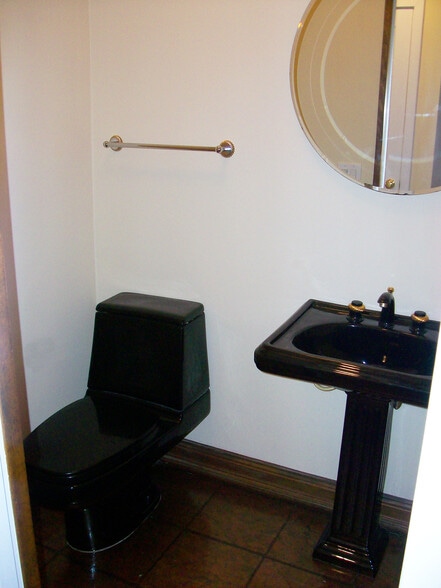 Building Photo - 26 Hollis Ln