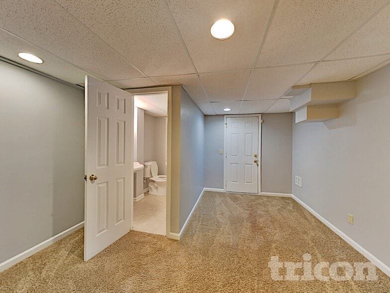 Building Photo - 215 Comstock Ct