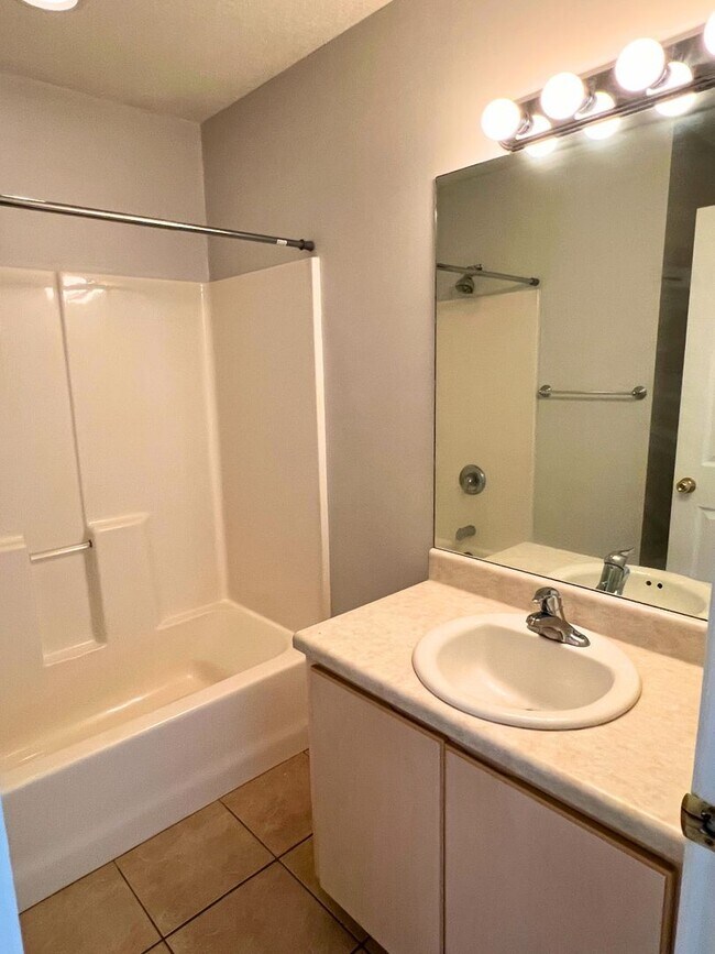 Building Photo - 3/2 centrally located!!