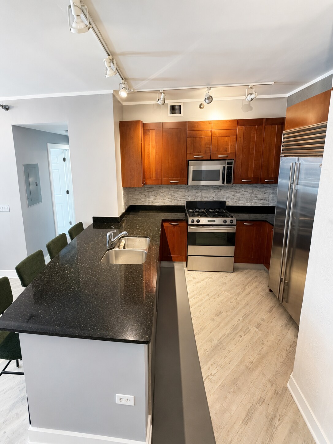 Building Photo - 744 N Clark St