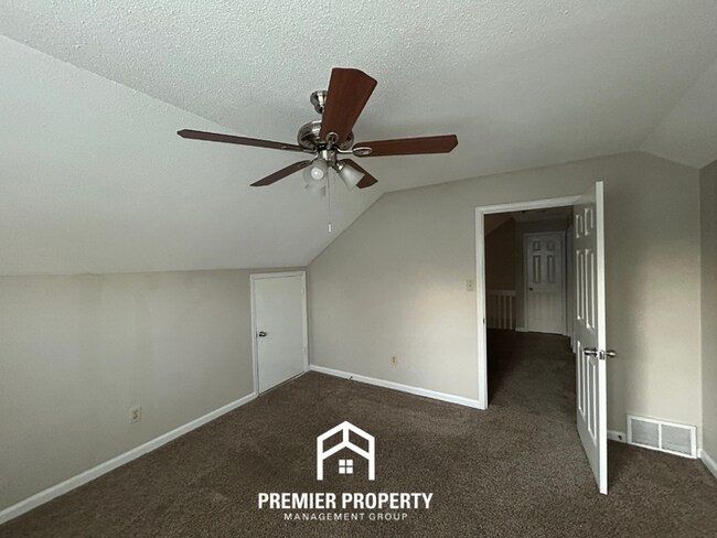 Building Photo - Spacious 3 Bedroom Home for Rent in Memphis | Vaulted Ceilings, Fireplace & Fenced Yard