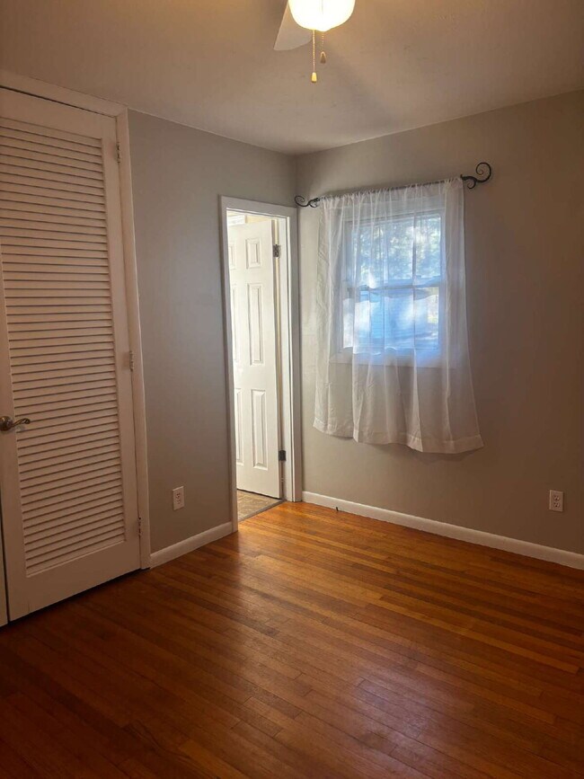 Building Photo - "Charming 3-Bed Oasis with Granite Touches in Fayetteville – 1600 Sq Ft of Comfort!"