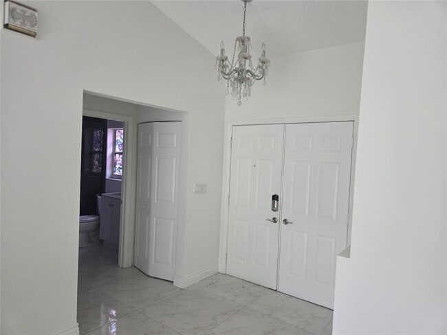 Building Photo - 7000 SW 39th Ct