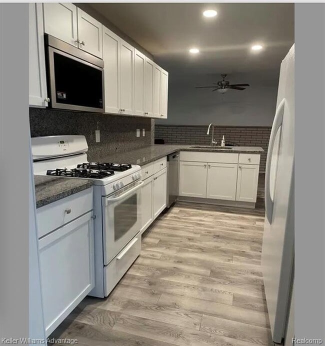 Building Photo - 5975 Beaufort Dr