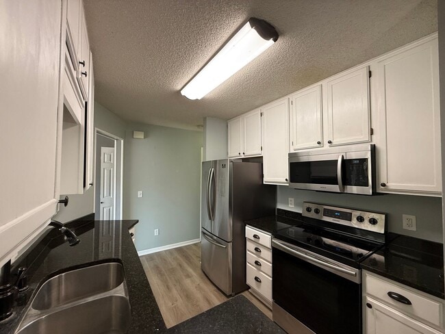 Building Photo - Updated 2 Bed, 2.5 Bath Apple Valley Townh...