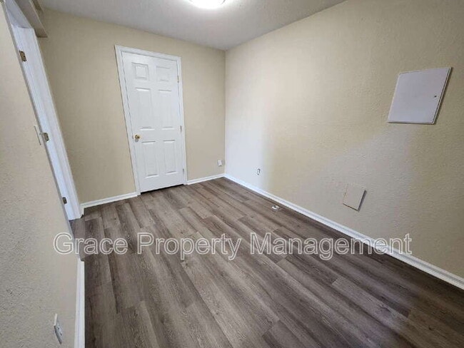 Building Photo - 553 Arbor Dr