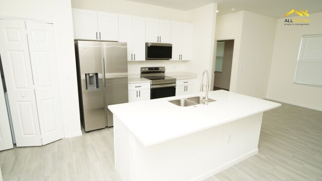 Building Photo - 13905 SW 81 Cir