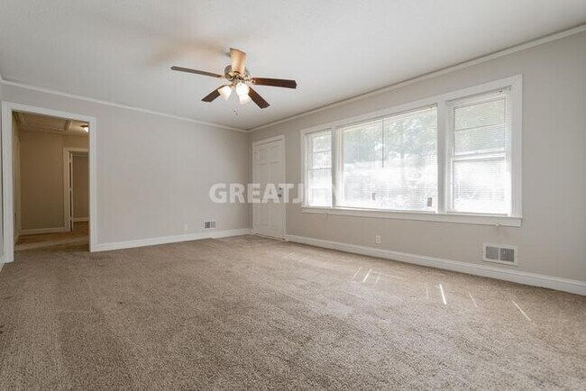 Building Photo - 2136 Robin Rd