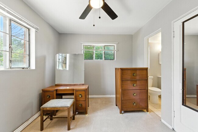 Building Photo - 3 Bedroom / 2 Bathroom Home With Large Bac...