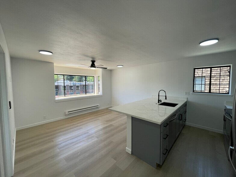 Building Photo - West End Villas