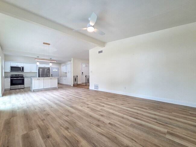 Building Photo - Beautifully Renovated 3/2 in Madison Park