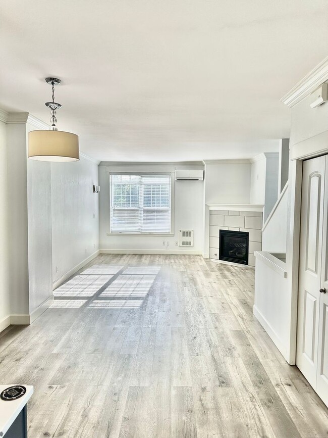 Building Photo - Modern 3 bedroom, 2.5 bathroom Townhome in Mapleleaf!