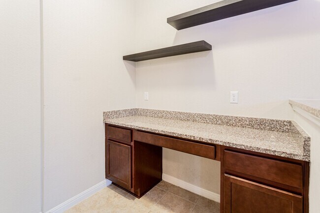 Building Photo - Bright & Spacious 5-Bedroom, 3-Bath Home i...