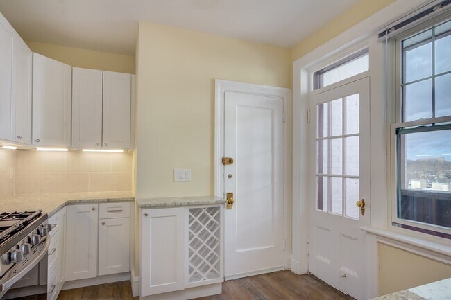 Building Photo - 321 Tappan St