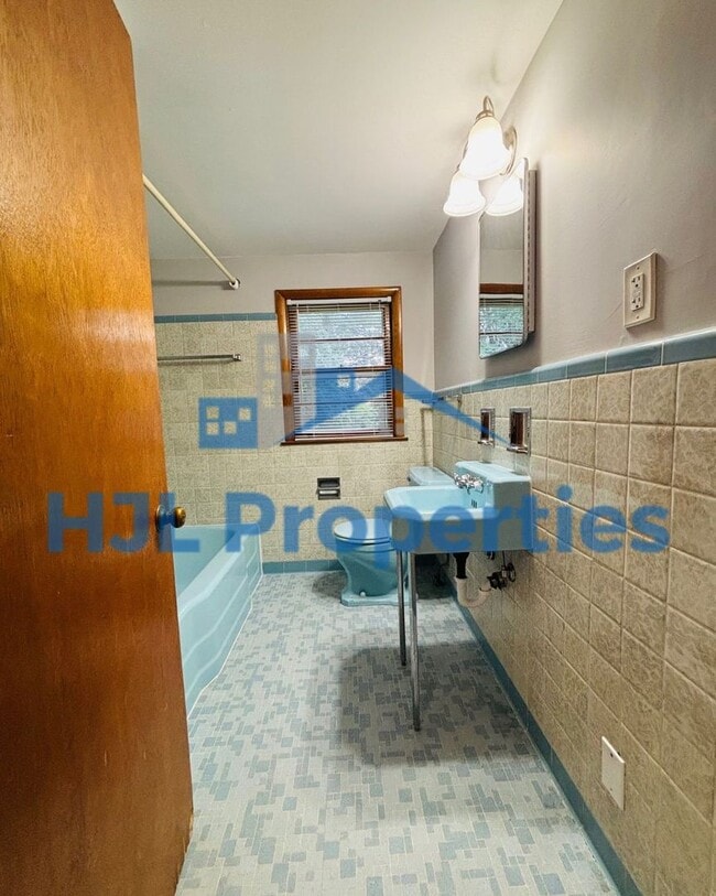 Building Photo - Beautiful Large Home in Donelson!