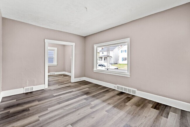 Building Photo - SCORE 50% OFF 1ST MONTH'S RENT IF SIGNED BY APRIL 3! Stunning 3 bedroom home in Aliquippa availab...