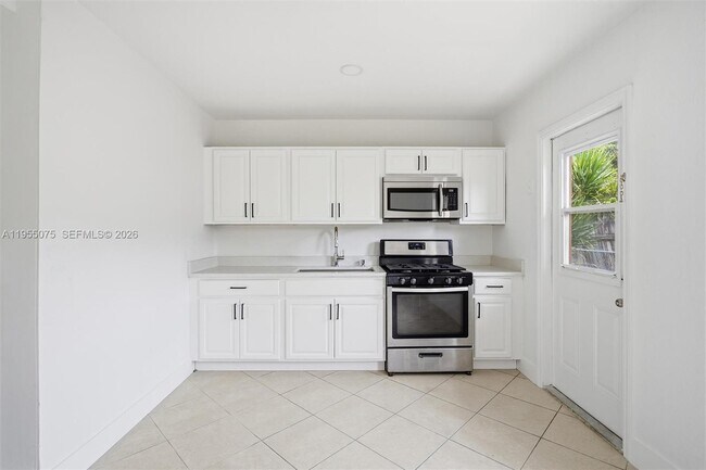 Building Photo - 2445 SW 18th St