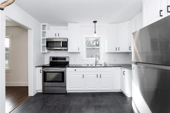 Building Photo - Three Bedroom Home!