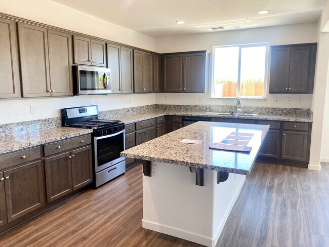 Building Photo - 5 Bedroom In Clovis Unified School District