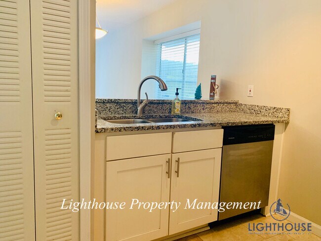 Building Photo - Renovated 2 Bedroom Townhome Just 8 Blocks From The Beach