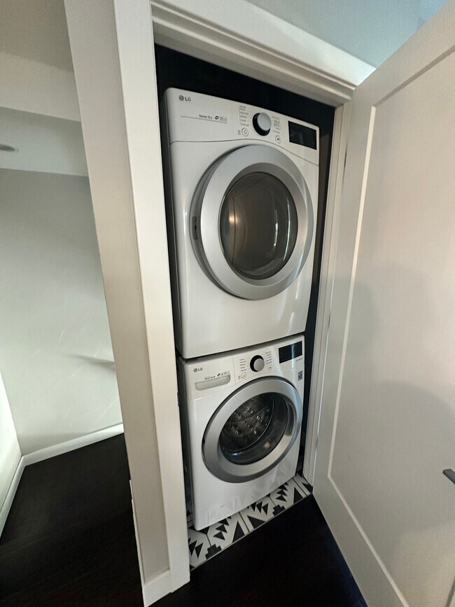 Building Photo - 2181 S Cherokee St