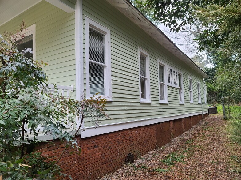 Building Photo - 2533 English Ave