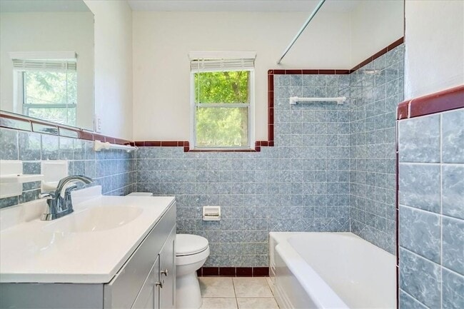 Building Photo - 1800 Forestglade Dr