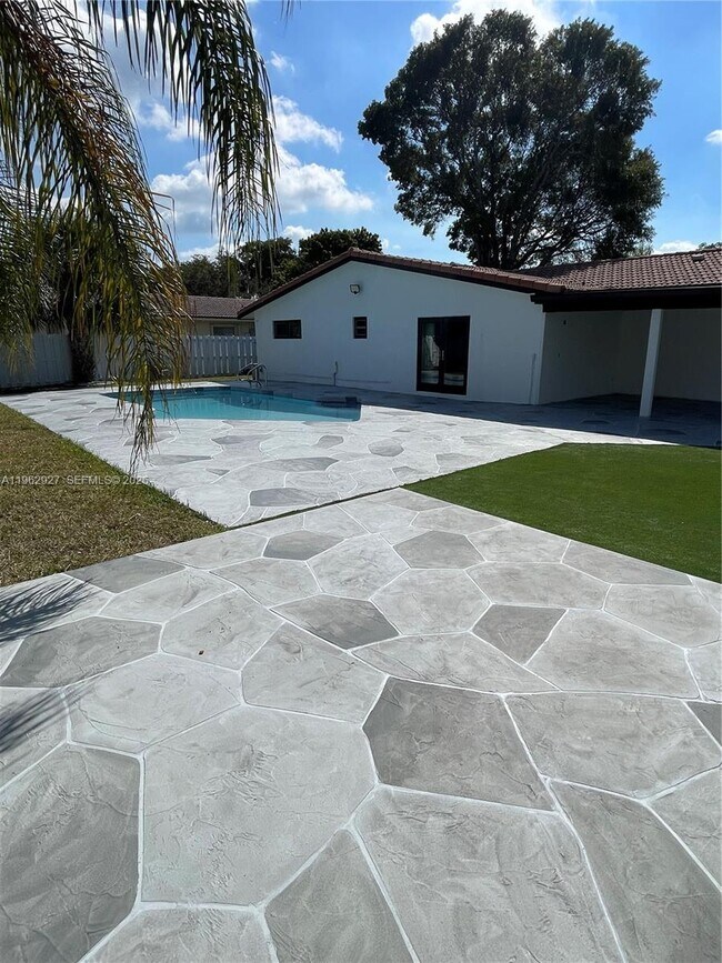 Building Photo - 8275 Shadow Wood Blvd