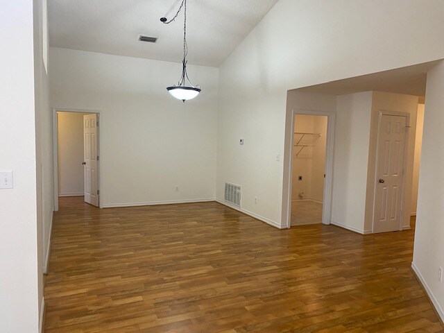 Building Photo - 120 Vivian Loop