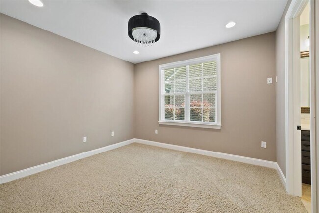 Building Photo - 4 Bedroom in Niceville!