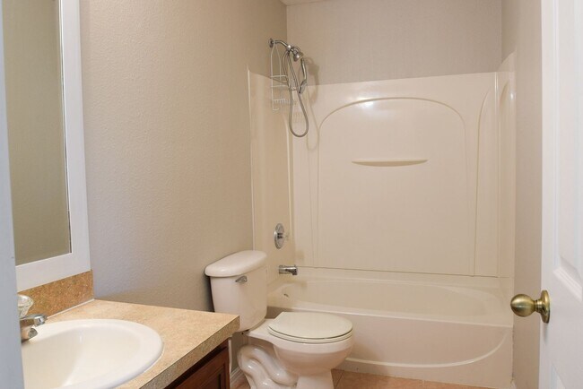 Building Photo - Comfortable 4/2.5 Home at Waterford Trails...