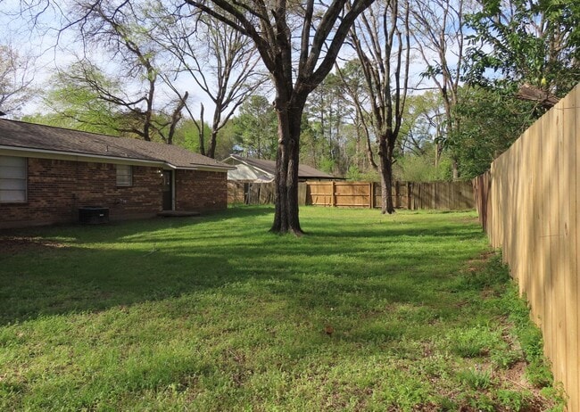 Building Photo - Quaint 3 Bedroom, 1 Bathroom Home in Whitehouse, w/ Shed for Storage